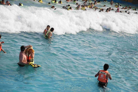 Aqua Park Wave Pool Equipment , Waterpark Wave Machine For Family Fun