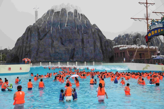 Water Park Wave Pool Equipment , Waterpark Wave Machine For Family Fun in Aqua Park
