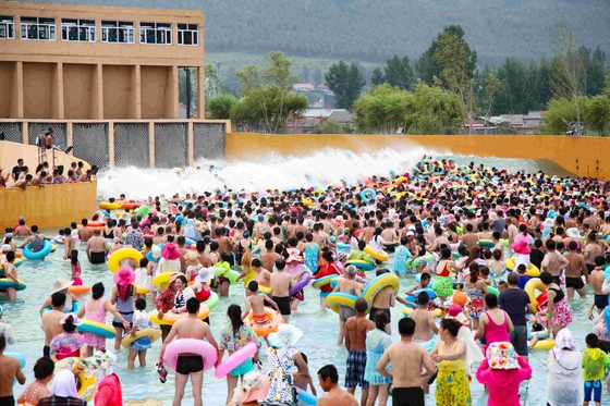 Customized Water park Wave Machine For Family Fun in Aqua Park